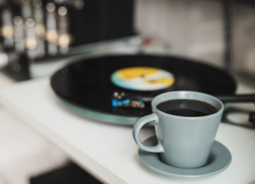 【コーヒーペアリング企画】春にコーヒーを飲みながら聴きたい音楽特集｜コーヒー×ミュージック