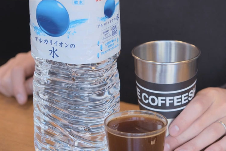 酸性とアルカリ性の水で淹れたコーヒーを飲み比べ！味の違いはあるのか？
