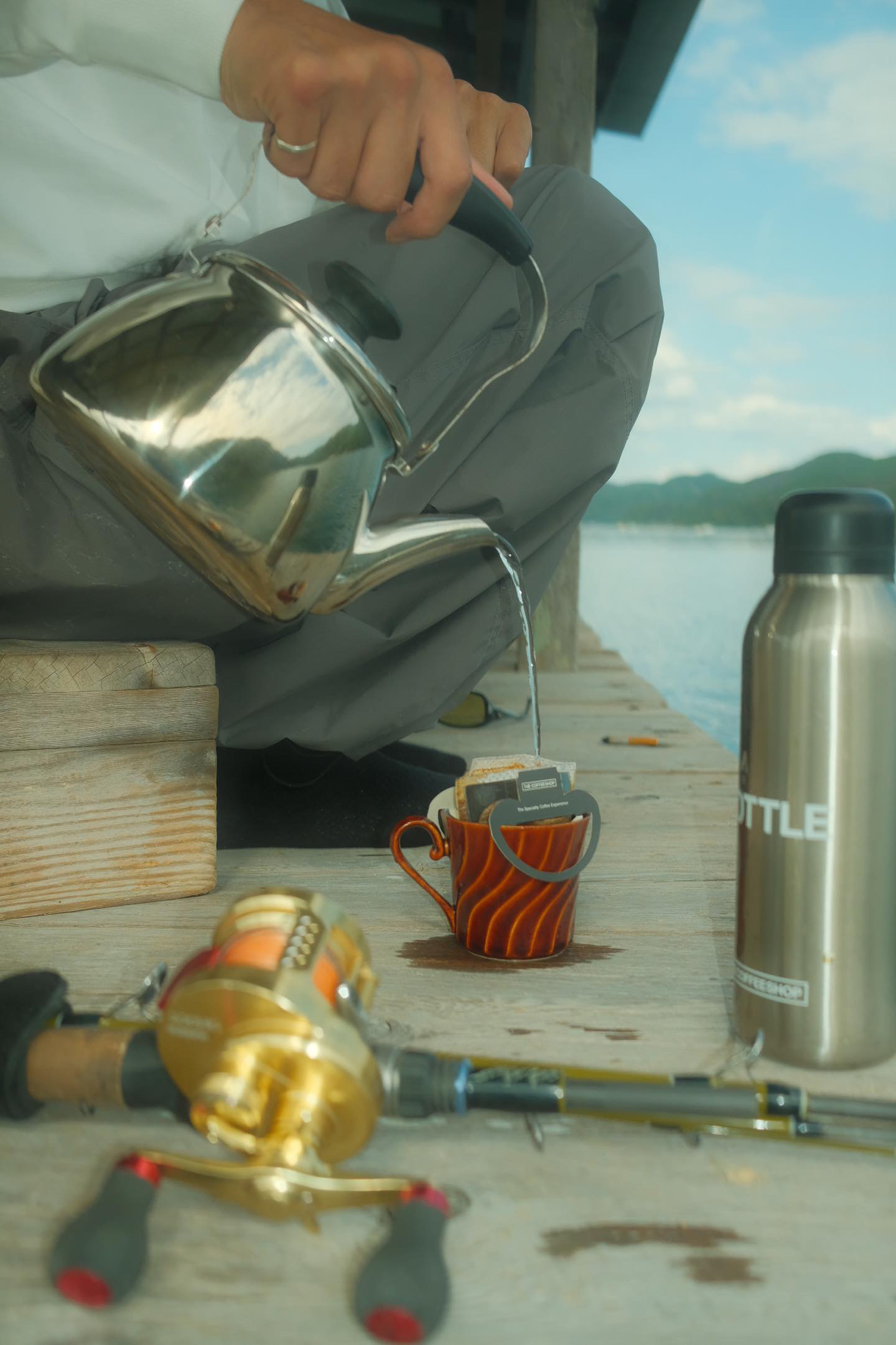 釣り好きの２人によるブランドMetropilis Fishing。"自分で淹れたコーヒーを釣り場でも"
