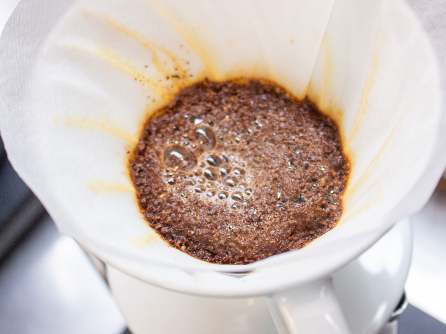 コーヒー豆が「蒸らし」で膨らまない時は？「蒸らし」の目的や方法、最適な時間について解説します。