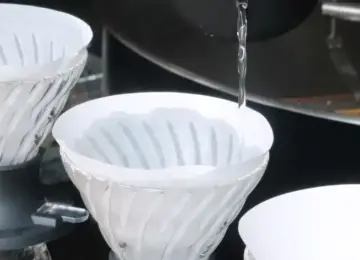 【紙臭さを消す】ペーパードリップ時のリンス（湯通し）に最適なお湯の温度。水ではダメなのか？