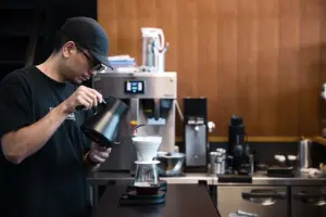 【本当は教えたくない】HARIO「V60ドリッパー」でのハンドドリップレシピを解説！定番アイテムでも差がつくコーヒー抽出のコツとは？