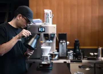 【本当は教えたくない】HARIO「V60ドリッパー」でのハンドドリップレシピを解説！定番アイテムでも差がつくコーヒー抽出のコツとは？